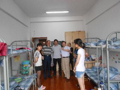 院领导们视察实习生宿舍，了解同学们的住宿及实习情况